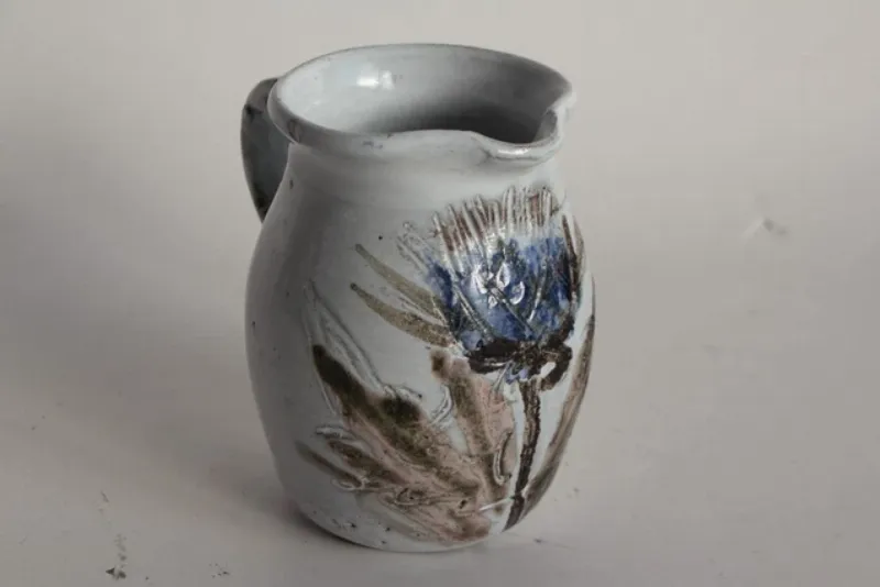 Représentation d’une sculpture abstraite contemporaine dans le style de Pugi sculpteur, mettant en avant des formes fluides et des textures contrastées dans un espace minimaliste.